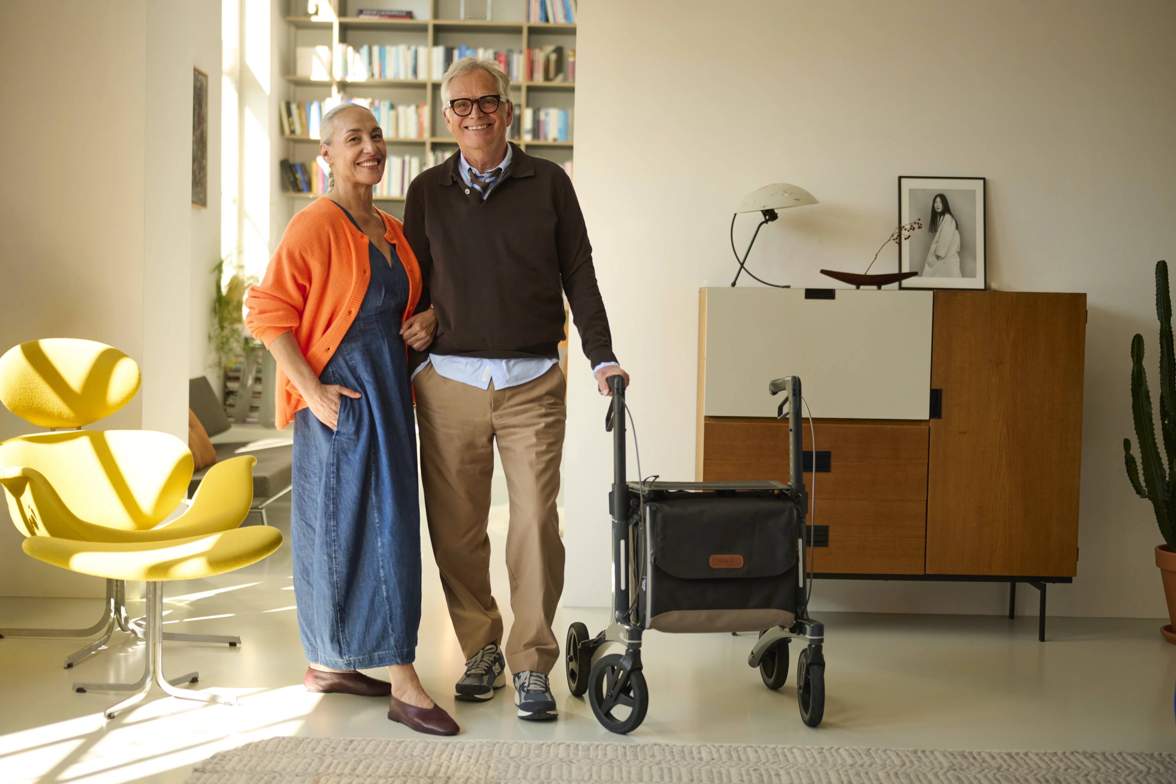 Een stel thuis naast de Rollz Air rollator.